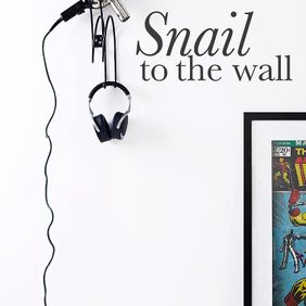 Snail to the wall med hörlurar